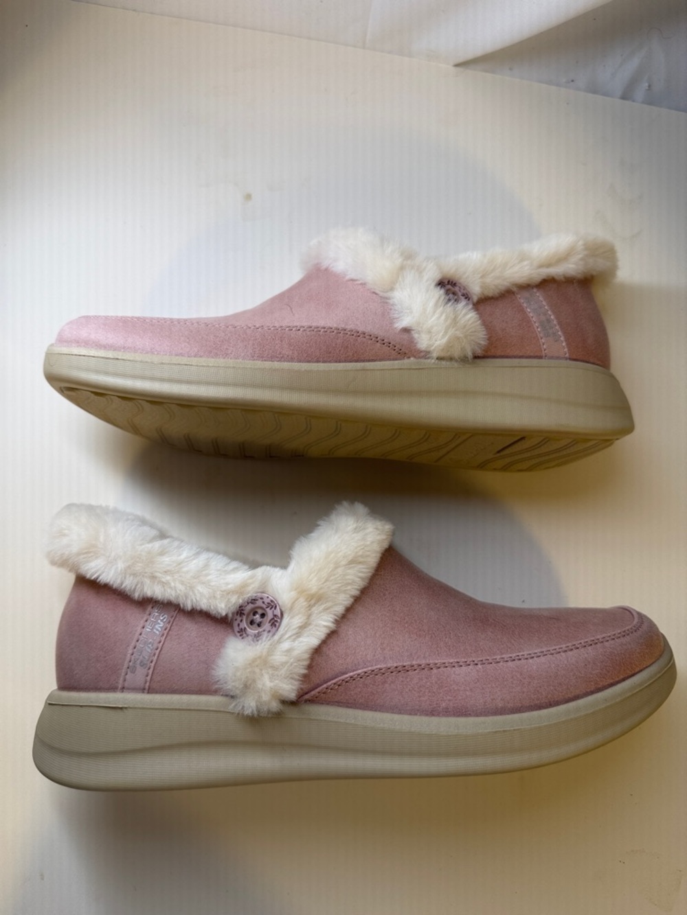 Skechers comfortable cozy slipper shoe in pink with white fur size 10 - Picture 4 of 16